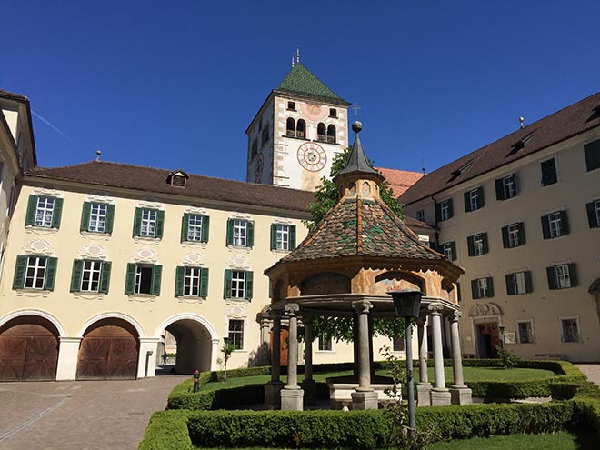 Vor den Toren des Wellnesshotel Südtirol: Kloster Neustift