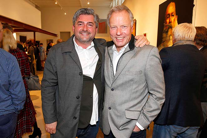 Münchens Gourmet-Größen Hans Jörg Bachmaier (Blauer Bock) und Bobby Bräuer (EssZimmer) schauten auch bei teNeues vorbei. Fotocredit: Dominik Bindl