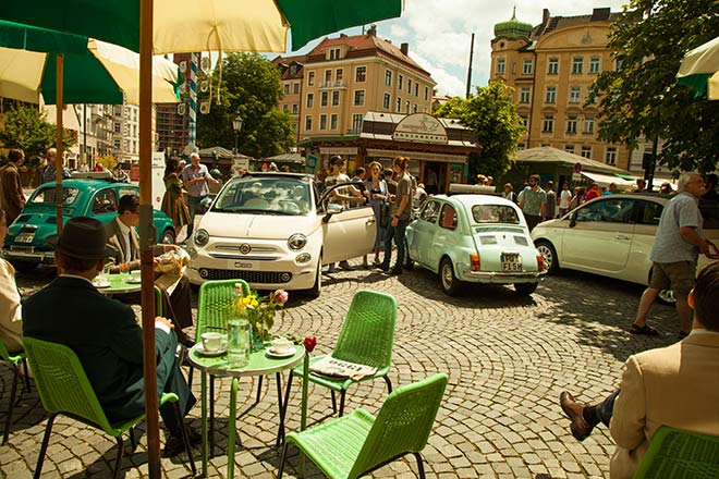 60er Jahre Feeling am 'Wiener Platz': vom Fiat 500 von 1957 bis 2017 war vom Oldtimer bis Neuwagen alles dabei.