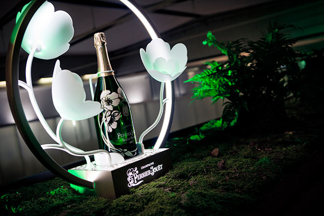 Perrier Jouet Belle Epoque in der Magnum-Flasche mit 1,5 Litern Inhalt wird aus 50% Chardonnay, 45% Pinot Noir und 5% Meunier hergestellt und zeichnet sich durch eine köstliche, fruchtige Leichtigkeit aus.