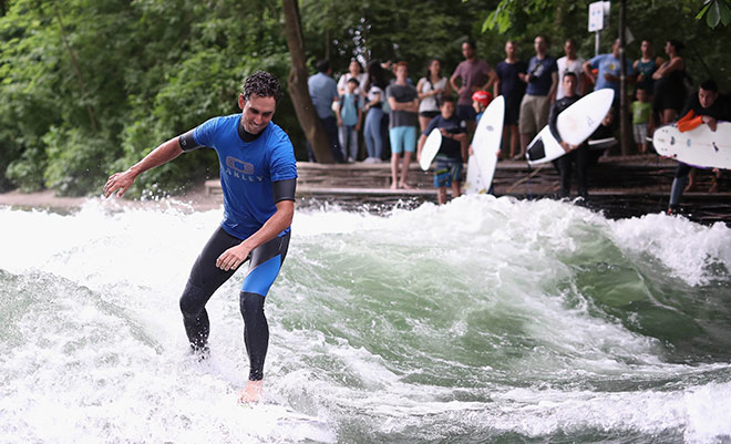 Dass dieser Surfer im wahren Leben Golfprofi ist, sieht man ihn nun wirklich nicht an! Wir sind in der BMW International Open Woche!