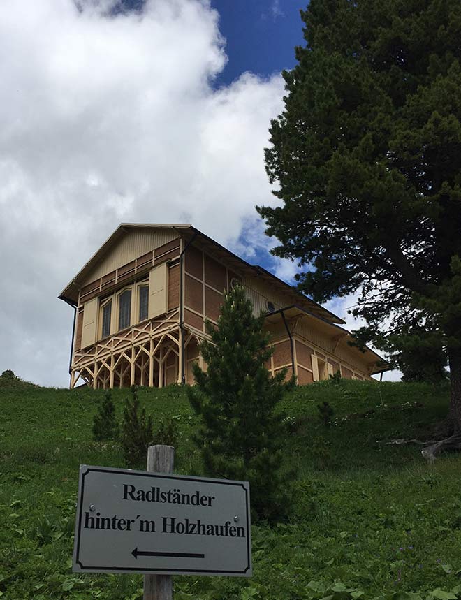 Nicht viele Berghütten auf 1900 Metern Höhe sind mit Radlständern ausgerüstet! 