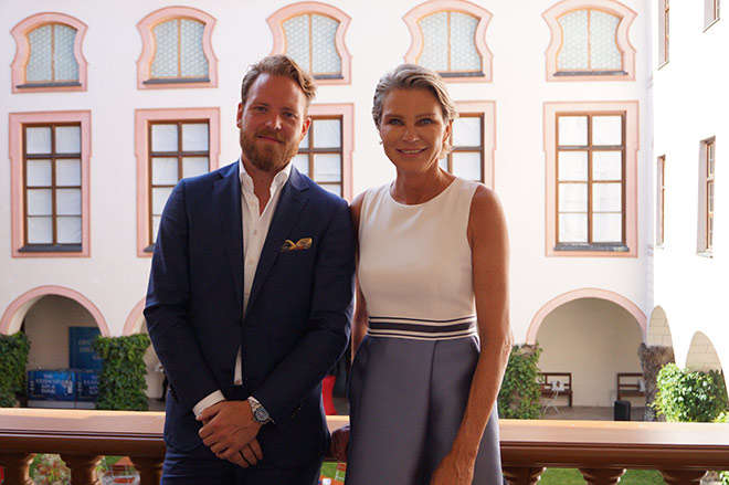 Zeigen Zeitgenössische Kunst auf Schloss Tüssling: Kurator Philipp Bollmann und Stephanie Gräfin von Pfuel