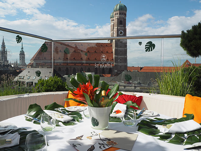 Place to be: Karibisches Makeover fürs Adlernest auf der Dachterrasse vom Hotel Bayerischer Hof. Fotocredit: Sinje Sander