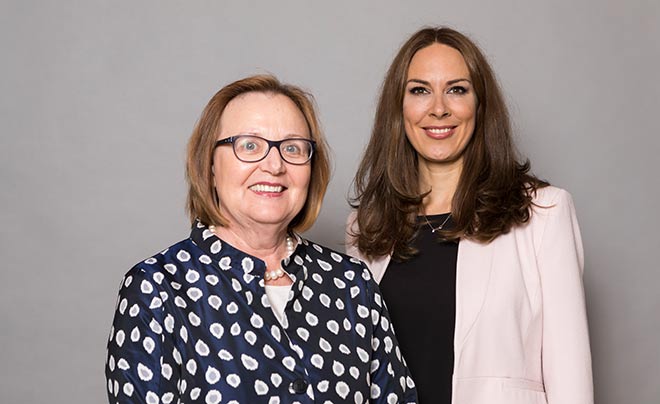 Helena Bommersheim mit VZB-Geschäftsführerin Anina Veigel. Fotocredit: Bettina Theissinger