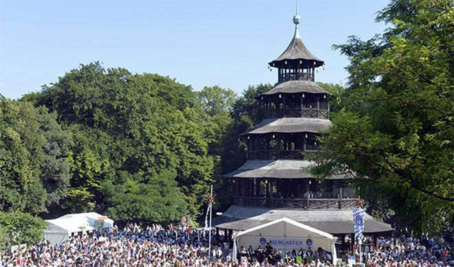 6 Uhr morgens beginnt der Kocherlball am Chinesischen Turm. Fotocredit: Haberl Gastronomie