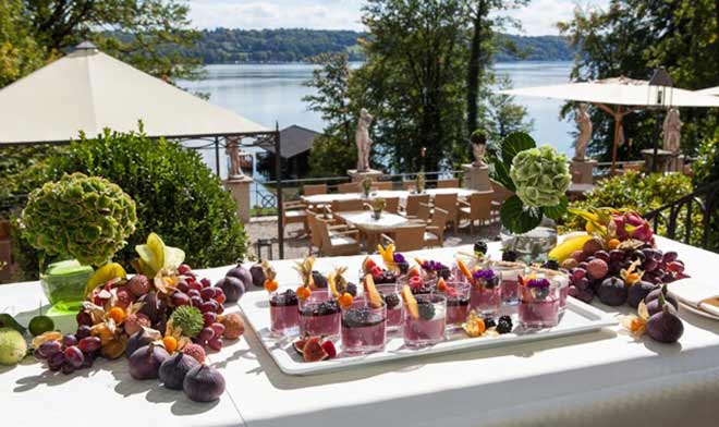 Am 23. Juli lädt La Villa am Starnberger See: Dann wird neben „Betty“ auch das hoteleigene Fährboot, das früher Besucher auf die Roseninsel brachte, durch das klare Blau des Sees gleiten und für unbeschwertes Sommerfeeling sorgen.