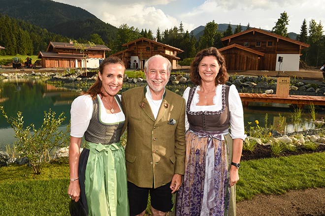 Klaus Graf von Moltke und seine Frau Susanne luden nach Gut Steinbach. Auch Ministerin Ilse Aigner war neugierig auf das neue Luxus-Refugium in Reit in Winkl. Fotocredit: G. Nitschke, BrauerPhotos