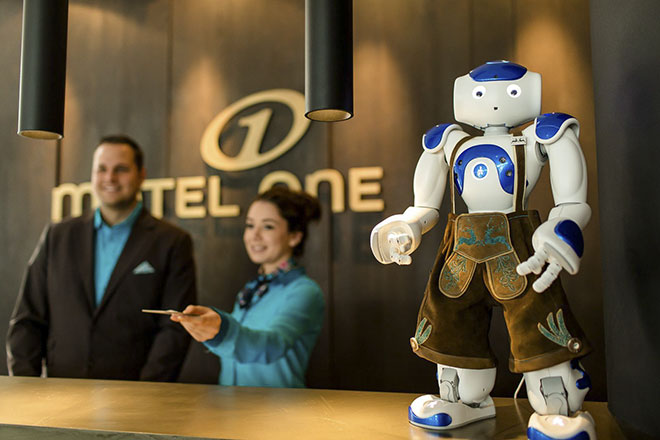 A.I. Concierge auf bayerisch! Allerdings muss sich der Roboter als Concierge noch bewähren. Ob das Pilotprojekt dann in Serie geht ist noch die Frage. Fotocredit: Motel One