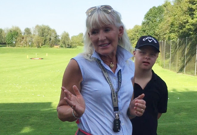 Golftrainerin Elizabeth Höh mit ihrem Schüler Paul. Seine Behinderung (Down-Syndrom) hält ihn nicht ab, viel Golf zu spielen.