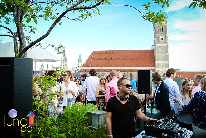 Nachtleben München: Einmal im Monat findet die Luna Party auf der Dachterrasse vom Hotel Bayerischer Hof statt!