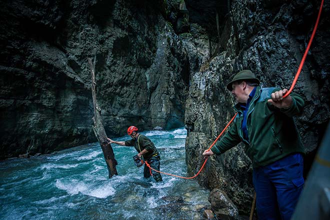 Partnachklamm /Partnach in Garmisch Patenkrichen, Klammwarte Leitg Rudi Achtner und Mitarbeiter Alfred Burkhard (Hut) +Sepp Weiss (Helm), bei Inspektion und Aufraeumarbeiten