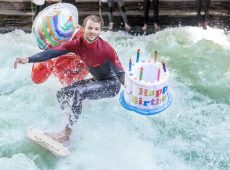 Surfen, Wellenreiten, Eisbach: Münchner Riversurfer feiern Geburtstag