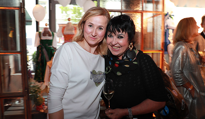 Designerin Katharina Lukas mit Beauty-PR-Lady Uschi Ackermann beim Opening.