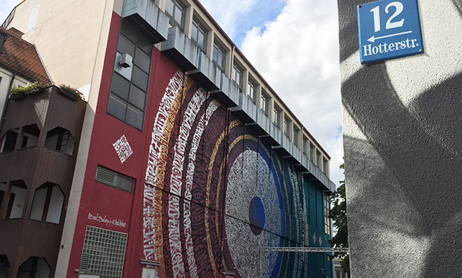 Wer ein Fensterplätzchen der ca. 40 Plätze ergattert schaut auf ein Gebäude der Stadt. Natürlich wurde es mit Street Art verfeinert.