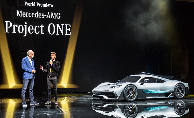 Lewis Hamilton stellte den neuen Mercedes-AMG in Frankfurt mit vor.