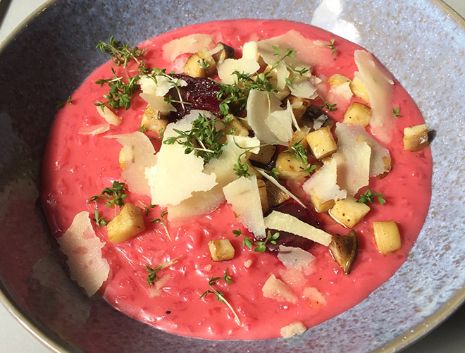 Rote Beete Risotto steht auf der mural Mittagskarte