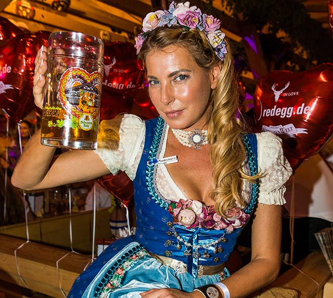 Giulia Siegel beim Canstatter Volksfest. Fotocredit: Thomas Niedermüller