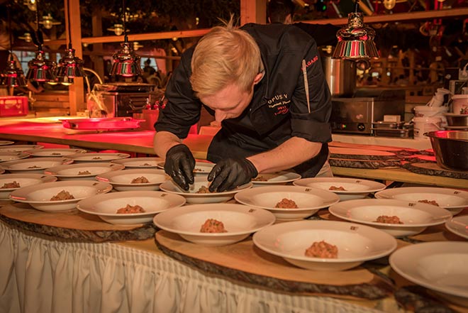 Tristan Brandt  (Restaurant „Opus“  in Mannheim, 2 Sterne) beim Anrichten @Cannstatter Wasen. Fotocredit