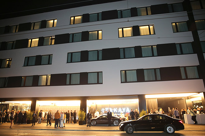 Schlichte Fassade als Kontrast zu den anderen Luxushotels in München. Fotocredit: Gisela Schober, GettyImages