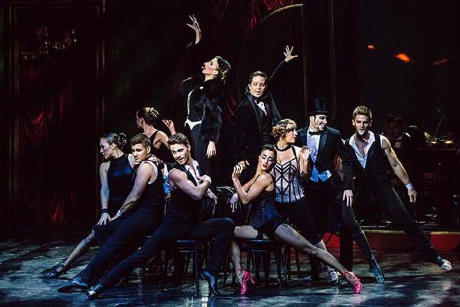 Mit „Paris de Nuit“ präsentiert die ungarische Nouveau Cirque-Compagnie Recirquel eine Deutschlandpremiere im Spiegelzelt auf dem Tollwood Winter Festival (26.11. – 31.12.).