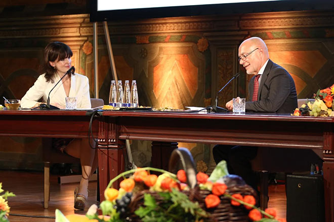 Dr. Sonja Lechner mit Prof. Dr. Dr. Udo di Fazio (ehemalige Richter am Bundesverfassungsgericht) und Geisteswissenschaftlerin Dr. Sonja Lechner. Fotocredit: Ludwig Stuffer für Meggle