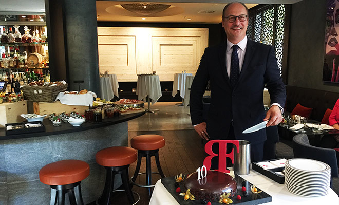 Frank Heller, General Manager des Luxushotels 'The Charles Hotel' und seit Mai 2017 neuer Regional Director Germany der Rocco Forte Hotels schnitt die Geburtstags-Torte an. 