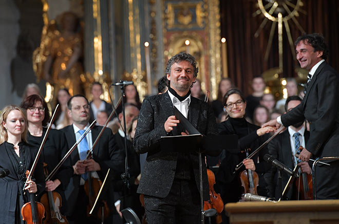 Star-Tenor Jonas Kaufmann beim BMW Advents-Benefizkonzert in der St. Michael Kirche. Fotocredit: Hannes Magerstaedt