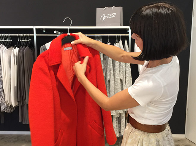 'Rot ist die Trendfarbe für diesen Winter', weiß Personal Shopper Bianca Steglich. Hier im TUZZI Shop bei Frank Walder in Parsdorf City