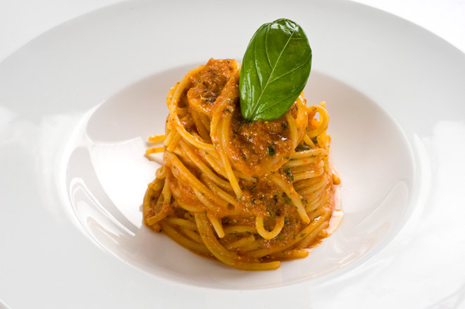 Spaghetti à la Pantesca mit Pacchinotomaten und Parmesan ist italienische küche pur!