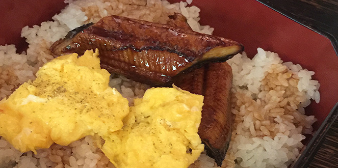 Unbedingt probieren, denn es schmeckt köstlich: Rührei mit Reis und Aalfilet. 'Unagi Domburi' ist ein Signature Gericht beim Sonntagsbrunch!