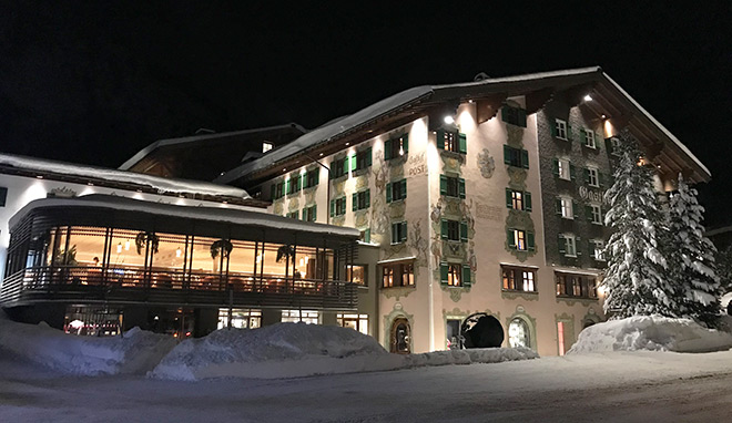 Ein raumhohes Panoramafenster mit abgerundetem Erker ist schon fast die neue Sightseeing-Attraktion in Lech. 