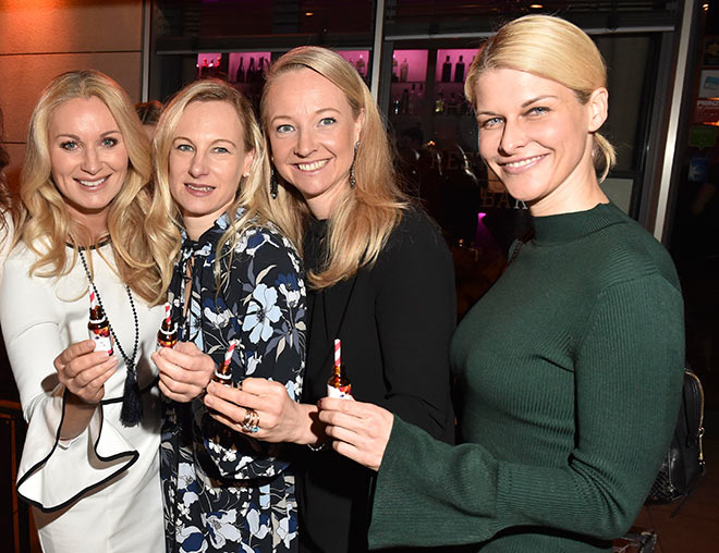 Beauty-Drink statt Champagner: Moderatorin Eva Grünbauer, Rechtsanwältin Constanze Hausmann mit Schwester Veronica Sass und Internet-Unternehmerin Natascha Grün. Fotocredit: Goran Nitschke, BrauerPhotos