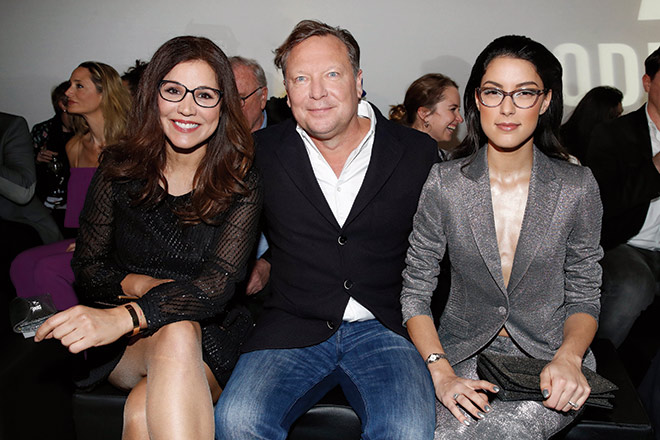 Oliver Kastalio (CEO Rodenstock) mit Karen Webb und Model Rebecca Mir. Fotocredit: Franziska Krug, GettyImages