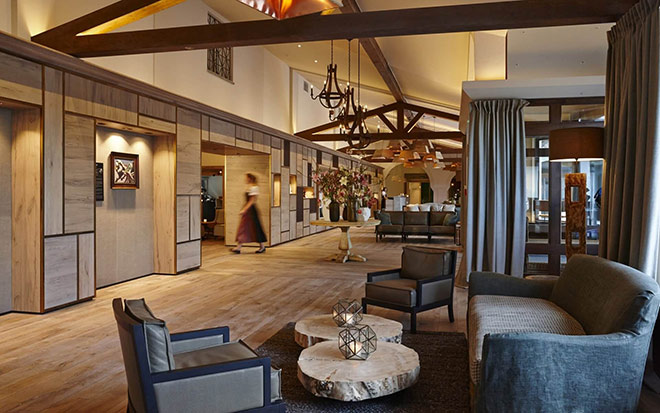 Hier trinkt man gerne seinen AfternoonTea: die neue Lobby des Alpenhof Murnau