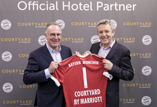 v.l.: Karl-Heinz Rummenigge, Vorstandsvorsitzender der FC Bayern München AG, John Licence, Vice President Premium and Select Brands bei Marriott International