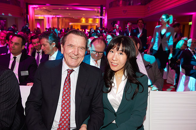 Erster gemeinsamer Aufritt in München: Gerhard Schröder mit seiner neuen Lebensgefährtin. Fotocredit: Serviceplan