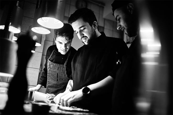 Sternekoch Dominik Käppeler vom Restaurant Showroom hat sich mit dem Thema Kaffee für ein Menü befasst! Fotocredit: Gaggenau