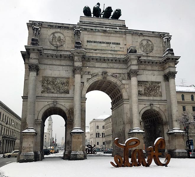 Faust Festival am Siegestor: Skulptur LOVE HATE als konträre Kunstinstallation von der Würzburger Künstlerin Mia Florentine Weiss