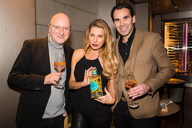 Gin-Sommelier Breitenbacher mit Gin-Fan Giulia Siegel und Emporio Armani Caffee Gastronom Wilhelmer. Fotocredit: STefan J. Wolf