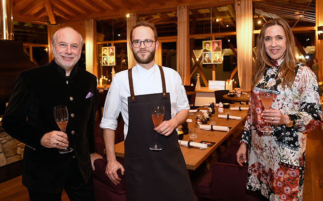 Hoteliersfamilie Klaus Graf von Motlke mit Szene-Koch Manuel Schmuck, welcher die Gourmetrestaurant-Karte für zwei Monate bestimmt! Fotocredit: Thomas Plettenberg