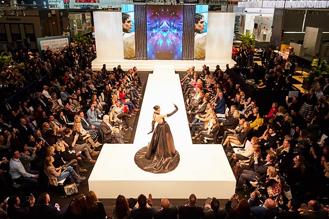 Model Zoe Helali auf dem Inhorgenta Laufsteg. Fotocredit: Gandal Hammerbacher - Messe München