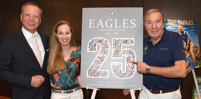 Kempinski Hotel Direktor Holger Schroth mit Julia Fleschenberg und Eagles Präsident Frank Fleschenberg. Fotocredit: Wolfgang Breiteneicher, SchneiderPress