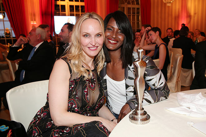 Gala-Chefredakteurin Anne-Meyer Minnemann mit Model Waris Dirie. Fotocredit: Gisela Schober, GettyImages