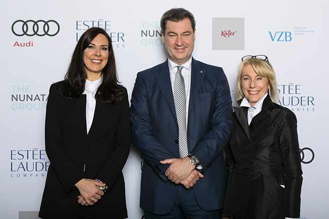 Der 'frisch gebackene' Bayerische Ministerpräsident Dr. Markus Söder hielt die Dinner Speech. Hier zwischen den VZB-Power-Frauen Anina Veigel und Waltraut von Mengden. Fotocredit: Bettina Theisinger für VZB