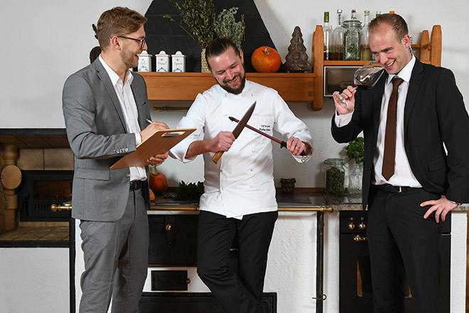 Neue Gastro-Generation: Alpenrose Chef Stephan Mauracher mit Küchenchef Markus Heimann und Sommelier. Fotocredit: Bärbel Miebach