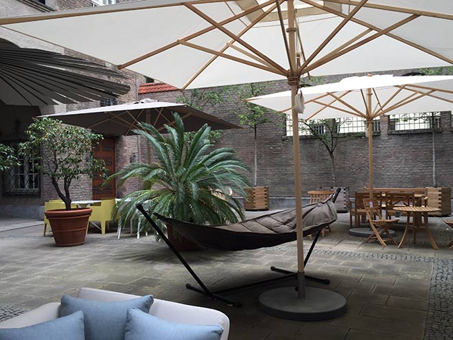 Im italienischen Innenhof werden künftig von April bis September hochwertige Garten- und Loungemöbel, Sonnenschirme und Pflanzengefäße gezeigt. Fotocredit: EM