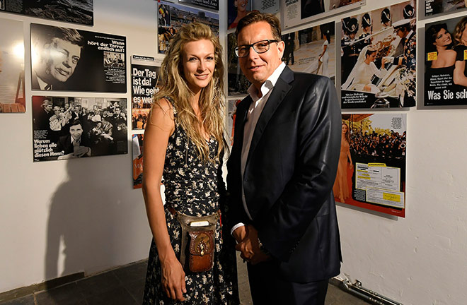 Bunte Chefredakteur Robert Pölzer mit Künstlerin Mia Florentine Weiss, von welcher das LOVE vor dem Siegestor stammt. Fotocredit: Daniel Grund