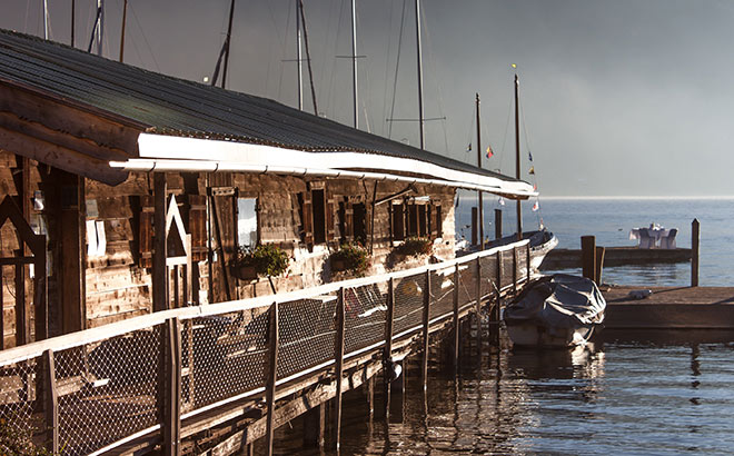 Meer-Feeling am Tegernsee: Von diesem urigen Bootshaus kann man direkt in See stechen.