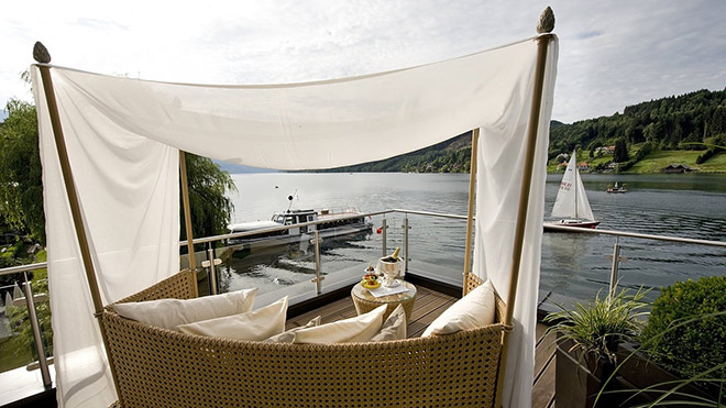 See-Blick von der Boothaus-Suite 'Riva'-Terrasse. Rechts neben dem Segelboot im See ist die Palmeninsel, wo man Dinieren kann. Fotocredit: Hotel Kollers